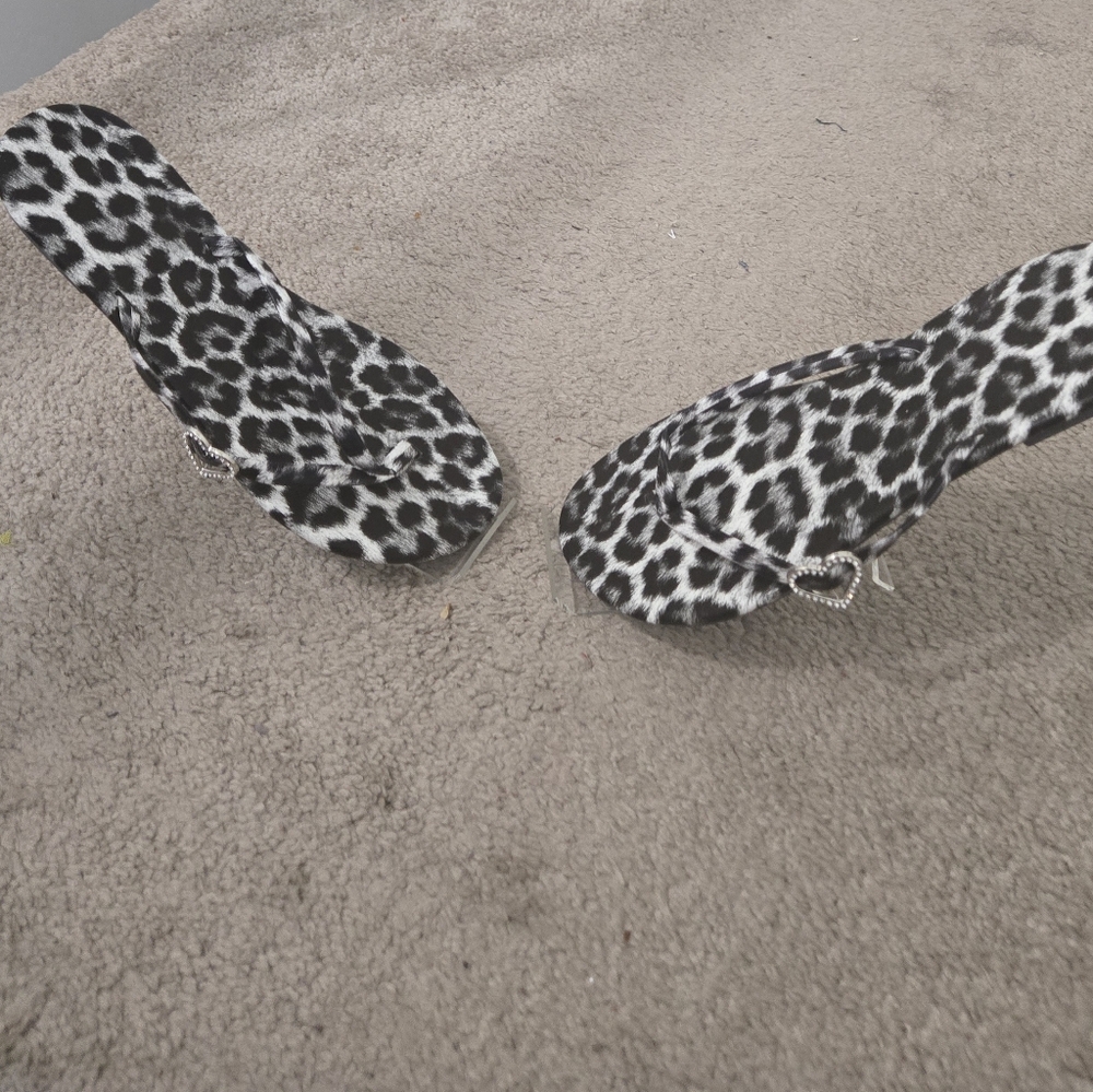 Stylish Black and White Flip Flops - Picture 5 of 7